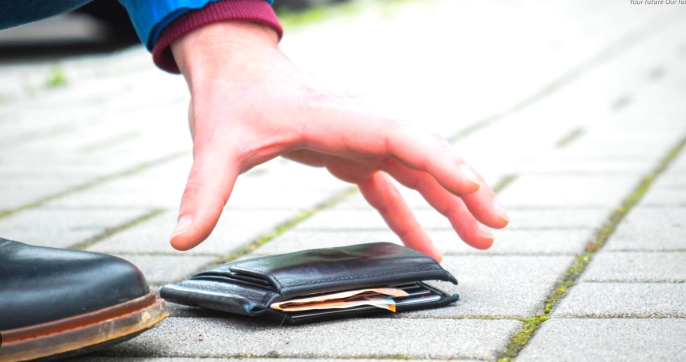 mơ thấy nhặt được ví tiền